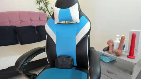 lizzie_williamss online show from 05.14.26