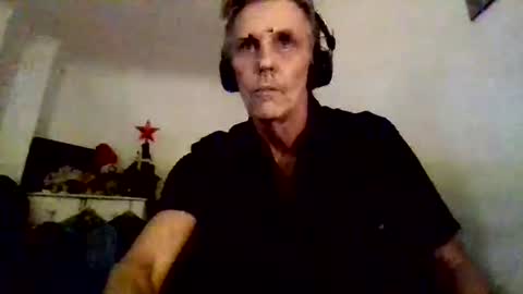 Snapshot of llinklink2 chatting on 10.19.25 ellbee online show from 10.19.25