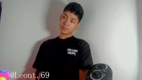 logantwink18 online show from 04.22.26