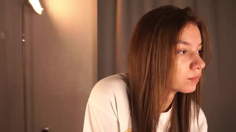 Snapshot of loiskapoi chatting on 10.17.25 Elza online show from 10.17.25