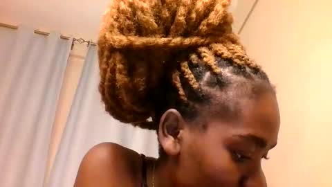 Snapshot of lola_allure chatting on 05.20.26 lola_allure online show from 05.20.26