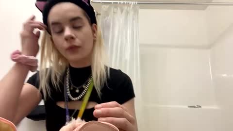 Lola Lixx online show from 01.12.25