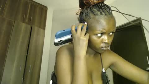 lolamia7 online show from 02.18.25