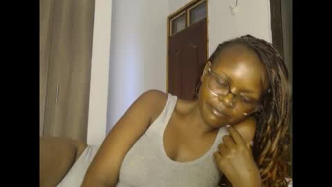 lolamia7 online show from 02.25.25