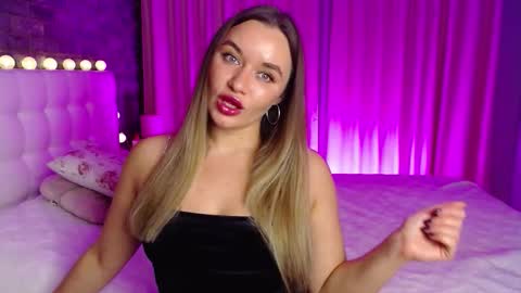 Snapshot of lollidoli__ chatting on 12.14.25 Victoria online show from 12.14.25