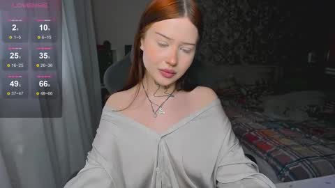 Snapshot of lonalye chatting on 12.21.25 lona online show from 12.21.25