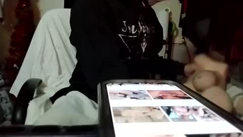 Snapshot of longstroks00 chatting on 12.22.25 longstroks00 online show from 12.22.25