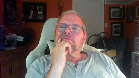 Snapshot of loosegravl chatting on 07.19.26 loosegravl online show from 07.19.26