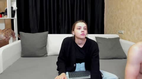 Jean and Isa right couple Mark and Eva left couple online show from 01.20.25