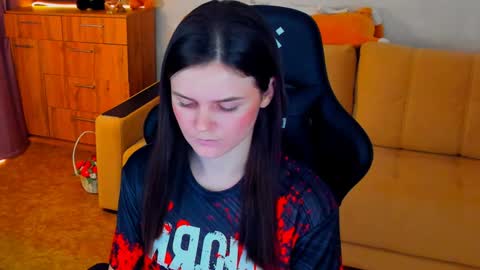 Lora Cain online show from 01.06.25