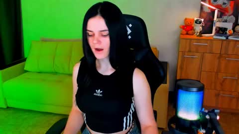 Lora Cain online show from 02.11.25