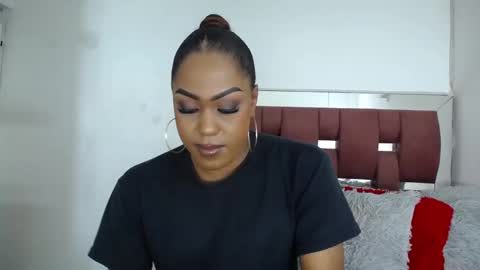 Loraine online show from 11.21.25