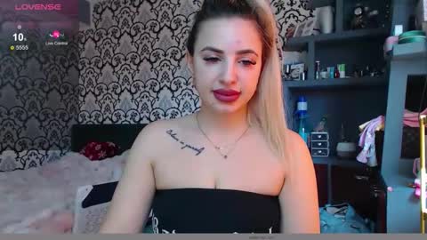 Queen LoraSinClare online show from 03.25.26