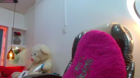 Snapshot of lorenapinto_ chatting on 02.25.25 lore online show from 02.25.25