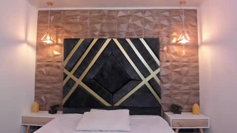  L O R E N Z O  Thumbs Up help  online show from 02.26.25