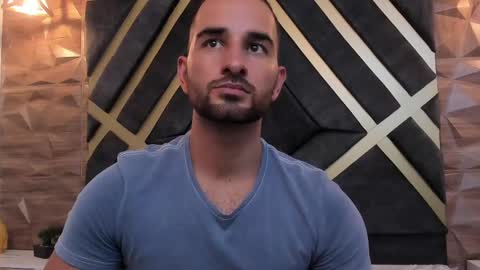  L O R E N Z O  Thumbs Up help  online show from 02.28.25