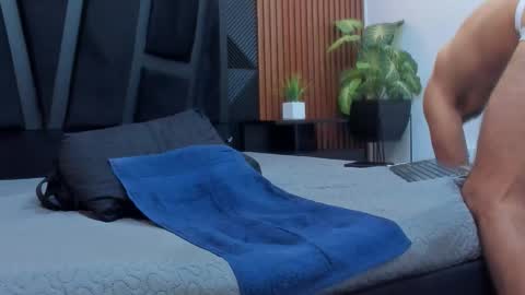  L O R E N Z O  Thumbs Up help  online show from 10.15.25