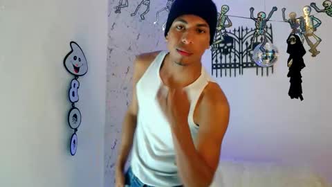 Snapshot of lorian_vikel chatting on 10.21.25 Lorian Vikel online show from 10.21.25