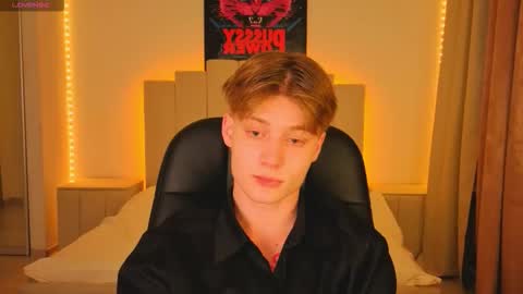 Snapshot of louie_evans chatting on 11.18.25 louie_evans online show from 11.18.25