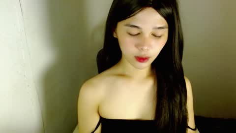 Snapshot of louilalicious chatting on 12.17.25 louilalicious online show from 12.17.25