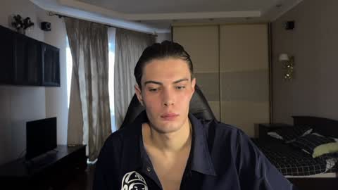 Snapshot of louis_preston chatting on 12.20.24 Mark online show from 12.20.24