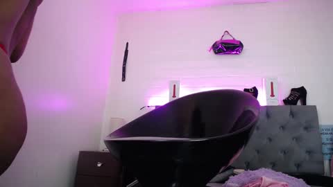 Snapshot of louise_nails chatting on 12.19.24 LouIse online show from 12.19.24