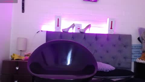 Snapshot of louise_nails chatting on 01.14.25 LouIse online show from 01.14.25