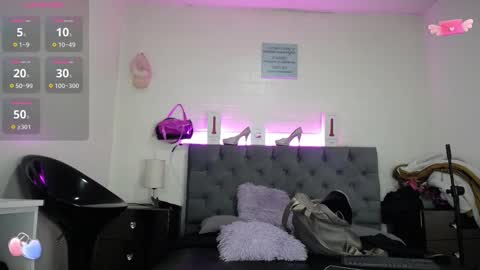 Snapshot of louise_nails chatting on 02.27.25 LouIse online show from 02.27.25