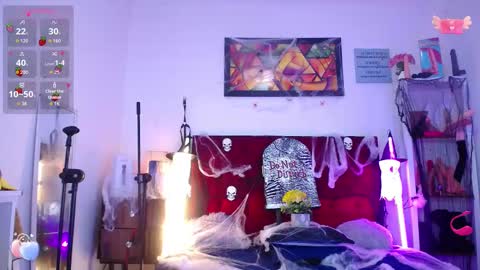 Snapshot of louise_nails chatting on 10.17.25 LouIse online show from 10.17.25