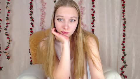 Snapshot of love_bella_ chatting on 12.04.24 love bella online show from 12.04.24