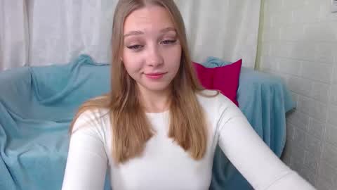 Snapshot of love_bella_ chatting on 09.24.25 love bella online show from 09.24.25