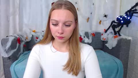 Snapshot of love_bella_ chatting on 10.13.25 love bella online show from 10.13.25