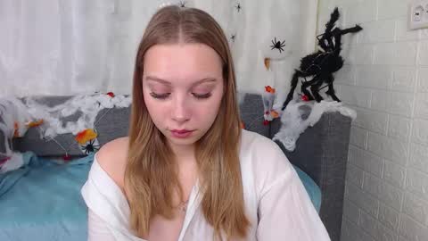 Snapshot of love_bella_ chatting on 10.20.25 love bella online show from 10.20.25