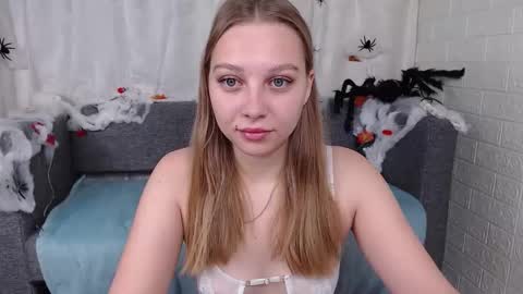 Snapshot of love_bella_ chatting on 10.27.25 love bella online show from 10.27.25