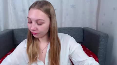 Snapshot of love_bella_ chatting on 12.02.25 love bella online show from 12.02.25