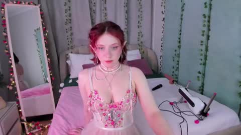 Snapshot of love_is_lola chatting on 02.11.25 Lola online show from 02.11.25
