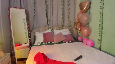 Snapshot of love_is_lola chatting on 02.22.25 Lola online show from 02.22.25