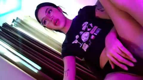 Snapshot of love_seren chatting on 11.05.25 Seren online show from 11.05.25