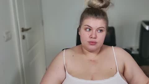 Snapshot of love_wiggy18 chatting on 10.23.25 Ally online show from 10.23.25