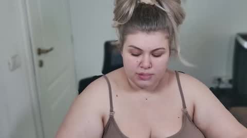 Snapshot of love_wiggy18 chatting on 11.03.25 Ally online show from 11.03.25