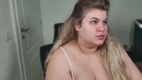 Snapshot of love_wiggy18 chatting on 11.05.25 Ally online show from 11.05.25