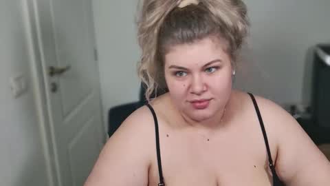 Snapshot of love_wiggy18 chatting on 11.07.25 Ally online show from 11.07.25