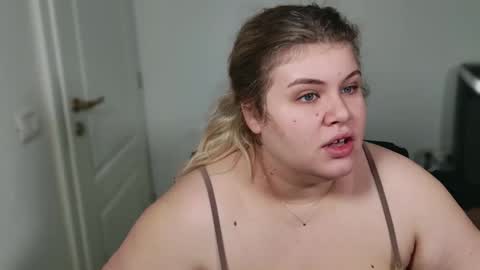 Snapshot of love_wiggy18 chatting on 11.12.25 Ally online show from 11.12.25