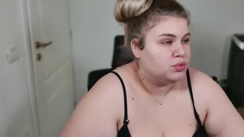 Snapshot of love_wiggy18 chatting on 11.13.25 Ally online show from 11.13.25