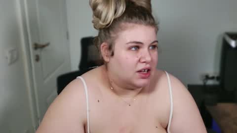 Snapshot of love_wiggy18 chatting on 11.24.25 Ally online show from 11.24.25