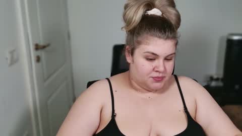 Snapshot of love_wiggy18 chatting on 12.02.25 Ally online show from 12.02.25