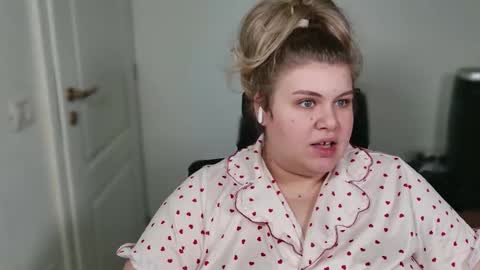 Snapshot of love_wiggy18 chatting on 12.04.25 Ally online show from 12.04.25