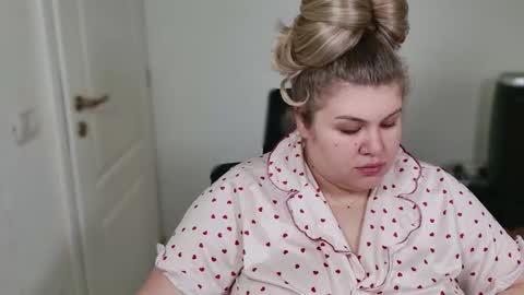 Snapshot of love_wiggy18 chatting on 12.15.25 Ally online show from 12.15.25