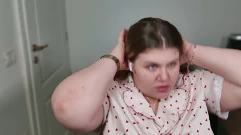 Snapshot of love_wiggy18 chatting on 12.18.25 Ally online show from 12.18.25