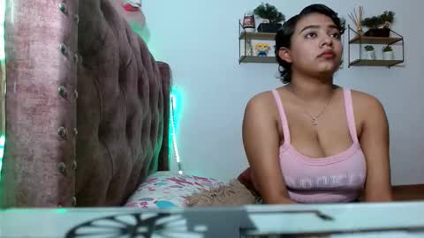 Snapshot of loveliluz chatting on 11.18.25 loveliluz online show from 11.18.25